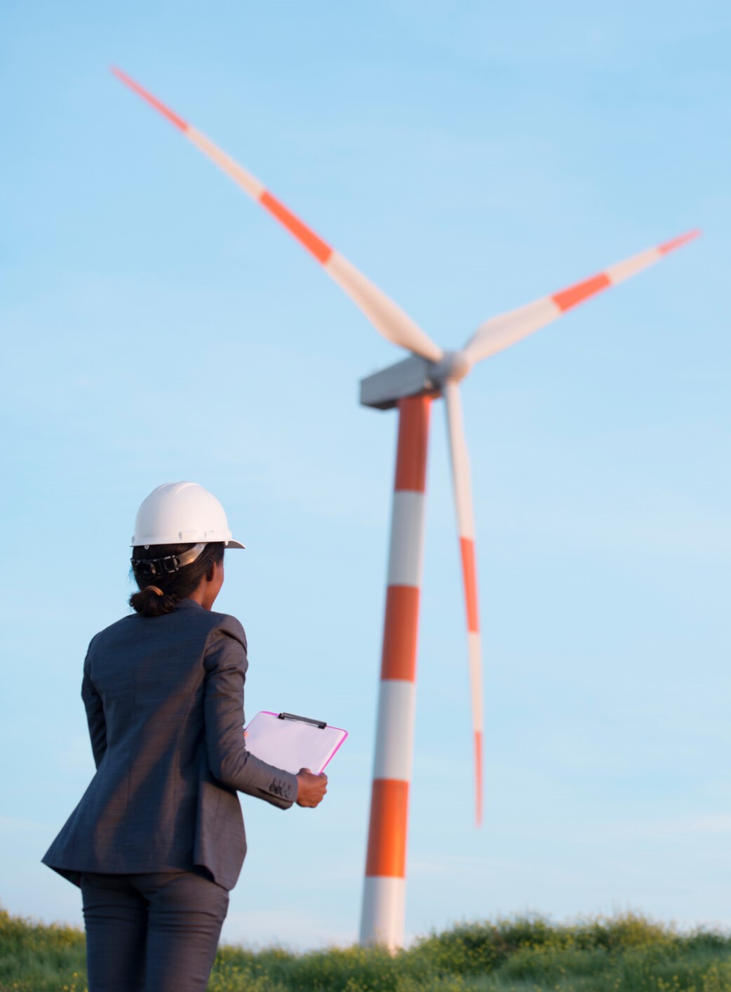 Ingénieur en énergie éolienne vérifier le fonctionnement de la turbine.