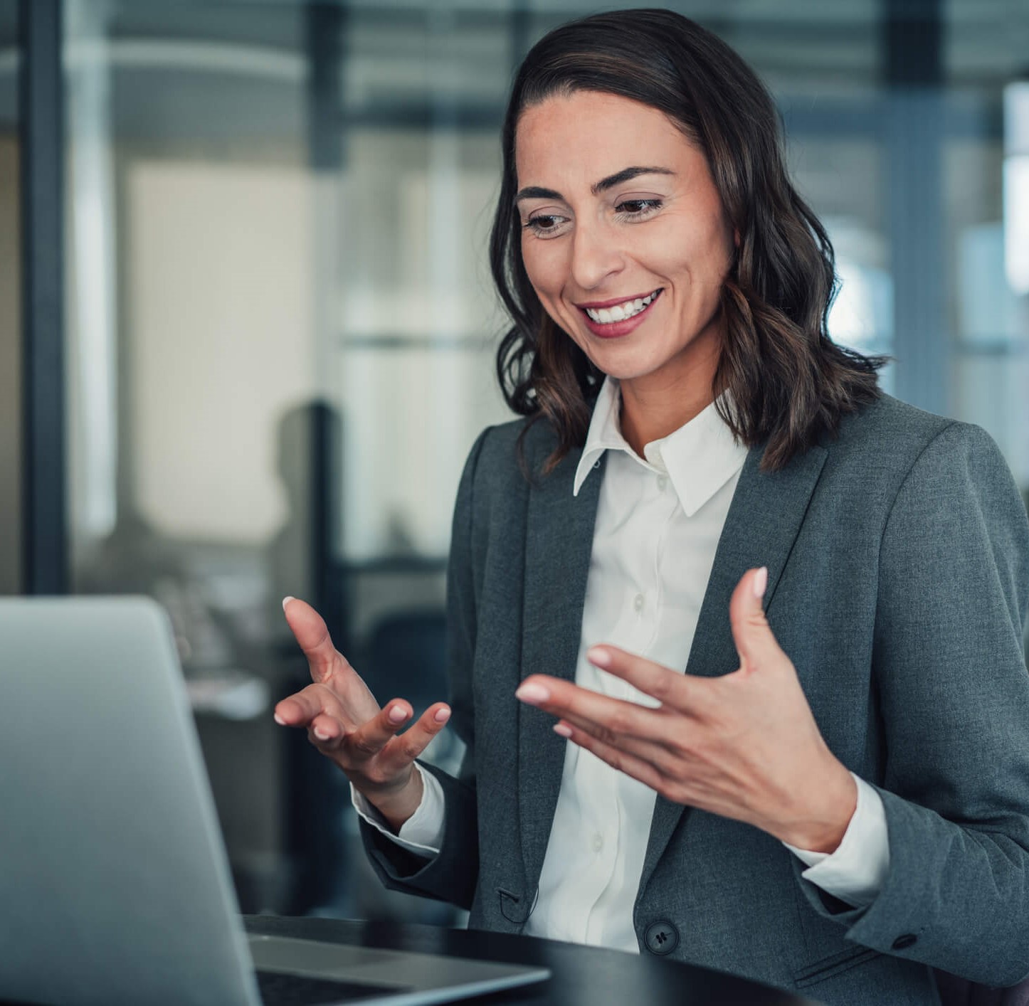 Femme d’affaires ayant appel vidéo dans le bureau