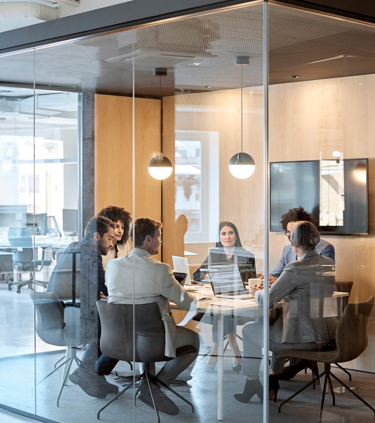 Collaborateurs d’entreprises discuter de stratégie au bureau