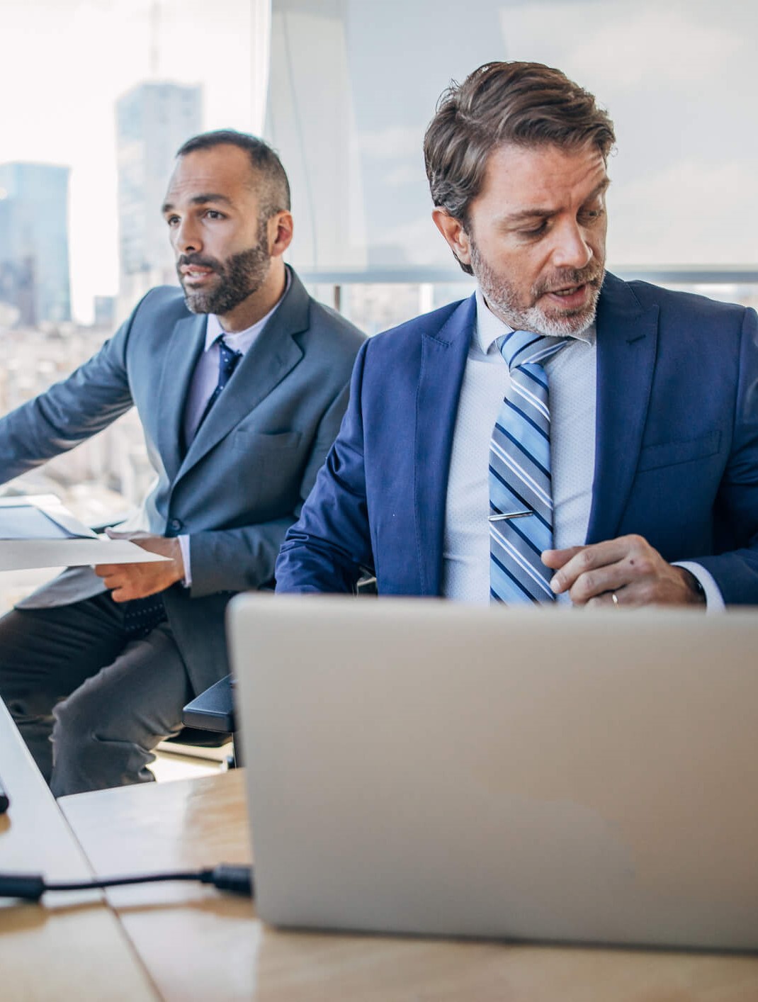 Hommes d'affaires travaillant ensemble dans le bureau.